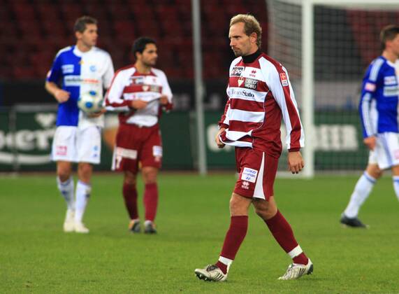 Fussball Super League Grasshopper Club Zürich - AC Bellinzona 7:0 Mauro Lustrinelli (Bellinzona) geht entäuscht vom Platz