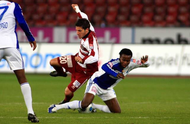 Fussball Super League Grasshopper Club Zürich - AC Bellinzona 7:0 Andrea Russotto (li, Bellinzona) gegen Toko Nzuzi Bundebele (Grasshopper)