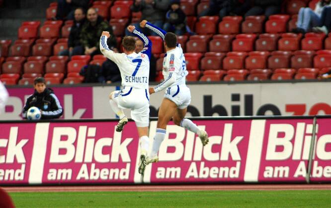 Fussball Super League Grasshopper Club Zürich - AC Bellinzona 7:0 Torjubel Alain Schultz (li) und Davide Calla (Grasshopper) o0 Sponsor, Werbepartner, Werbung, Wirtschaft Blick