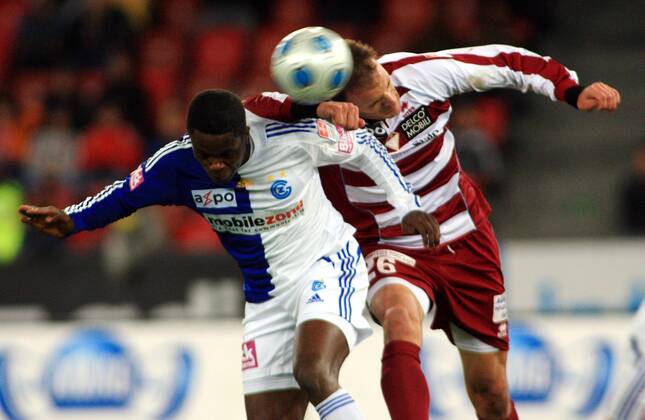 Fussball Super League Grasshopper Club Zürich - AC Bellinzona 7:0 Guilherme Afonso (li, Grasshopper) gegen Ildefonso Lima (Bellinzona)