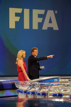 2010 Soccer World Cup Final Draw CAPE TOWN, SOUTH AFRICA - DECEMBER 4, Draw Master Jerome Valcke and Charlize Theron during the 2010 Soccer World Cup Final Draw at the CTICC on December 4, 2009 in Cape Town, South Africa. 758640 o0 Schauspielerin Moderatorin people Film o00 Kunst Schriftzug FIFA