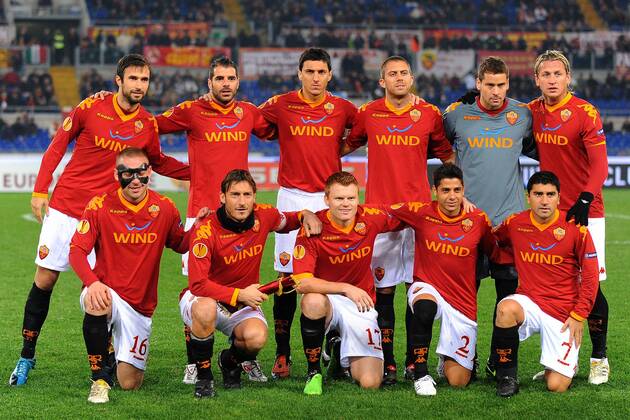 Mannschaftsbild AS Rom hi.v.l.: Mirko Vucinic, Simone Perrotta, Nicolas Burdisso, Jeremy Menez, Julio Sergio, Philippe Mexes; vorn: Daniele De Rossi, Francesco Totti, John Arne Riise, Cicinho, David Pizarro Totale