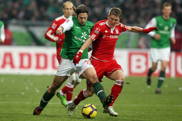 Football - soccer: first division germany, 1. Bundesliga 2009 2010, Werder Bremen - FC Bayern Muenchen, Torsten Frings (Werder, L), Bastian Schweinsteiger (Muenchen) - xMaltexChristiansx