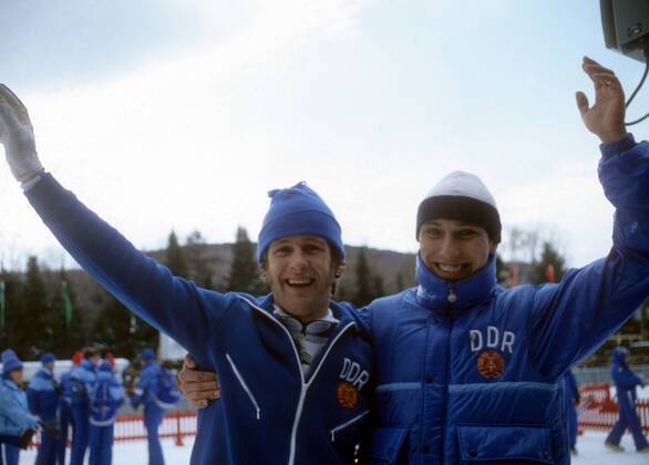 Ulrich Wehling (li.), Olympiasieger 1980 in Lake Placid, und der drittplazierte Konrad Winkler (beide DDR) Nordische Kombination OS Winter Herren Olympische Spiele 1980, Winterspiele, Ski Nordisch, Skisport Gruppe Lake Placid Freude, Begeisterung,