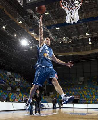 Pascal ROLLER ( Skyliners ) --- Basketball 1. Bundesliga in Frankfurt am 16.01.2010 Deutsche Bank Skyliners Frankfurt (blau) - EWE Baskets Oldenburg (gelb) 69:75 o00 Shooting