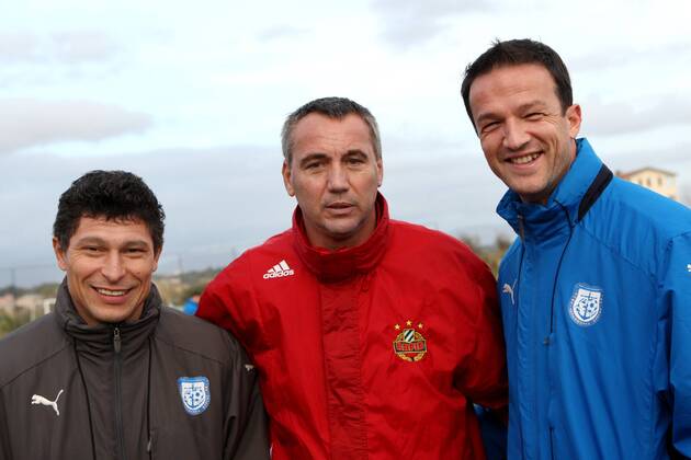 FUSSBALL - BL, Rapid vs Burgas, Testspiel BELEK,,01.FEB.10 - FUSSBALL- tipp3 Bundesliga powered by T-Mobile, SK Rapid Wien vs PFC Chernomorets Burgas, Vorbereitungsspiel, Trainingslager. Bild zeigt Trainer Krassimir Balakov (Burgas, L), Trainer Peter Pacult (Rapid, C) und Sportdirektor Fredi Bobic (Burgas) . o00 Aufmacher