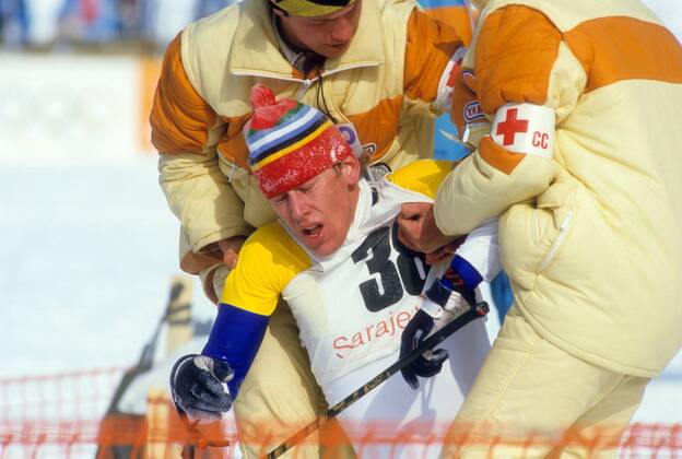 Gunde Svan (Schweden) bricht im Ziel erschöpft zusammen Nordischer Skilauf OS Winter Herren Olympische Spiele 1984, Winterspiele, Ski Nordisch, Skisport Gruppe Sarajevo Erschöpfung,