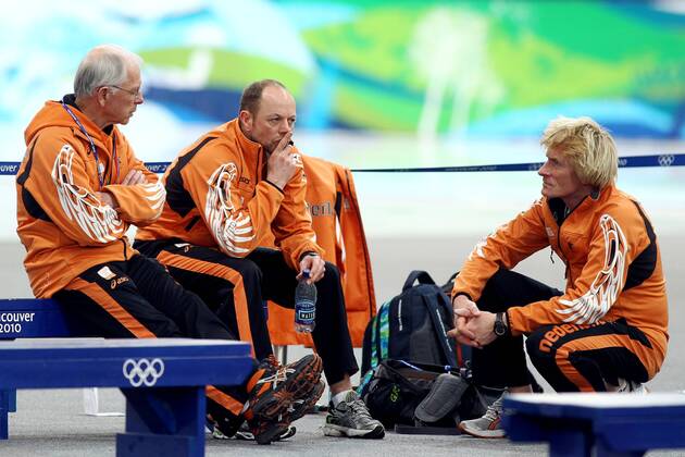Olympic Winter Games Vancouver 2010 - Olympische Winter Spiele Vancouver 2010, SpeedSkating (Men s 10000 m), Eisschnelllauf, Trainer Gerard Kemkers (NED, Mitte) schockiert, nachdem er einen Wechselfehler seines Schützlings Sven Kramer verursacht hat xHOCHxZWEIx xMaltexChristiansx o0 Pleiten, Pech, Pannen, Missgeschick Nachdenklichkeit Nationaltrainer Fehler o00 Disqualifikation