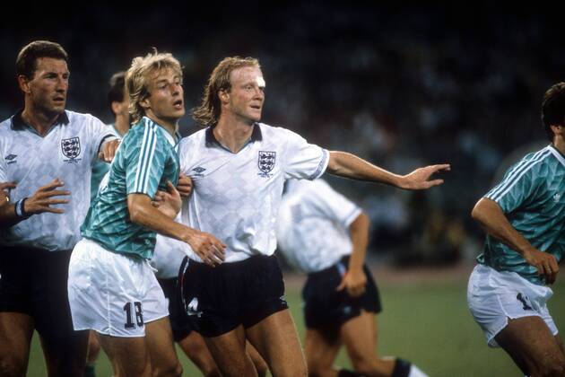 Jürgen Klinsmann (BR Deutschland, 2. v. li.) gegen Mark Wright (re.) und Terry Butcher (beide England) - DEUTSCHSPRACHIGE SPORTZEITSCHRIFTEN UND -ZEITUNGEN NUR NACH RÜCKSPRACHE Fußball WM Herren WM Halbfinale 1990, Länderspiel, Nationalteam, Nationaltrikot, BRD - England 4:3 i.E. Gruppe Turin
