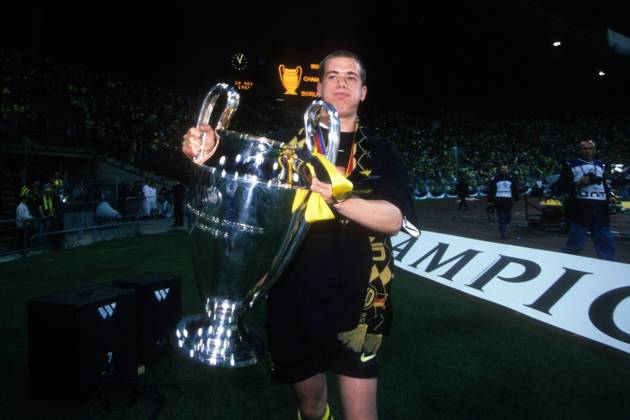 Lars Ricken (BVB) läuft mit der Trophäe eine Ehrenrunde - Borussia Dortmund ist Champions League Sieger 1996 1997 Fußball EC 1 Herren Champions League 1996 1997, Finale, Borussia Dortmund, BVB, Sieg, Sieger, Europapokalsieg Einzelbild München Freude,