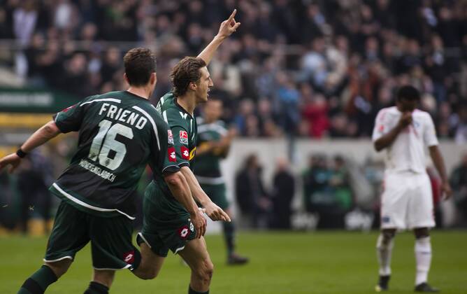 Mönchengladbach, 28.03.2010, Borussia Park Torjubel - Rob Friend (Gladbach, L) und Roel Brouwers (Gladbach) - Ze Roberto (HSV) enttäuscht - Borussia Mönchengladbach - Hamburger SV o0 Hamburg Freude Jubel Freud und Leid