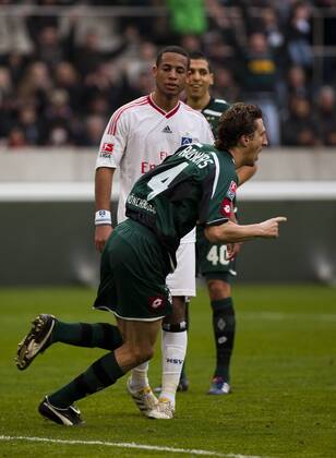 Mönchengladbach, 28.03.2010, Borussia Park Torjubel: Roel Brouwers (Gladbach, vorn), Dennis Aogo (HSV) enttäuscht - Borussia Mönchengladbach - Hamburger SV
