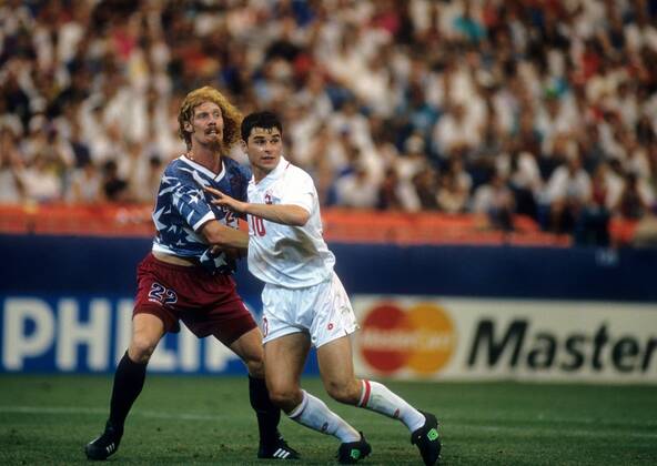 Alexi Lalas (USA, li.) gegen Ciriaco Sforza (Schweiz) Fußball WM Herren WM 1994, Länderspiel, Nationalteam, Nationaltrikot, USA - Schweiz 1:1 Gruppe Detroit