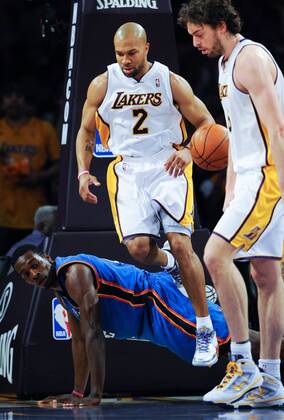 LOS ANGELES, April 18, 2010 -- Los Angeles Lakers Derek Fisher (C) gestures during the NBA Western Conference playoff series against Oklahoma City Thunder in Los Angeles, the United States, April 18, 2010. Los Angeles Lakers won the game 87-79. --- o0 Play Off