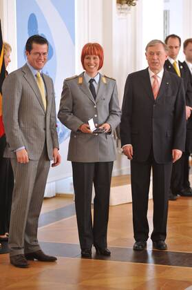 Kati Wilhelm, die Sportlerin bei der Auszeichnung mit dem Silbernen Lorbeerblatt für die Medaillengewinner der Olympischen Winterspiele 2010 mit Bundespräsident Horst Köhler r. und Verteidigungsminister Karl Theodor zu Guttenberg in Berlin am 30.04.2010 Verleihung Silberne Lorbeerblatt, Berlin, GER 2010  o0 Soldat Sportsoldat