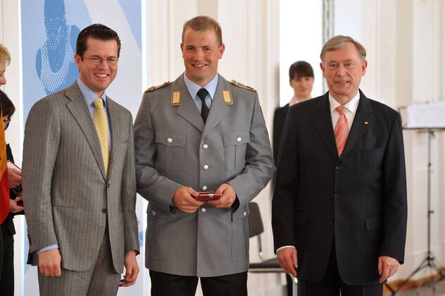 Andre Lange Mitte, der Sportler bei der Auszeichnung mit dem Silbernen Lorbeerblatt für die Medaillengewinner der Olympischen Winterspiele 2010 mit Bundespräsident Horst Köhler r. und Verteidigungsminister Karl Theodor zu Guttenberg in Berlin am 30.04.2010 Verleihung Silberne Lorbeerblatt, Berlin, GER 2010  o0 Bob Bobsport Soldat Sportsoldat