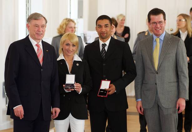 Berlin 30.04.2010 Verleihung des Silbernen Lorbeerblattes durch Bundespraesident Horst Koehler (rote Krawatte) und Bundesverteidigungsminister Karl-Theodor zu Guttenberg (gelbe Krawatte) im Schloss Bellevue - Sportler des DOSB (Deutscher Olympischer Sportbund) Eiskunstlauf Aljona Savchenko und Robin Szolkowy