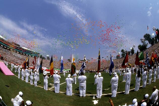 Flaggenparade und fliegende Luftballons während der Abschlussfeier der WM 1994 Fußball WM Herren WM 1994, Schlussfeier, Abschlussfeier, Zeremonie Totale Los Angeles, LA, L.A.