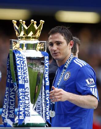 Football - Premier League - Chelsea FC London vs. Wigan Athletic: Chelsea s Frank Lampard with Trophy at Stamford Bridge o0 Jubel Freude Pokal Trophäe Objekt o00 Einzelbild