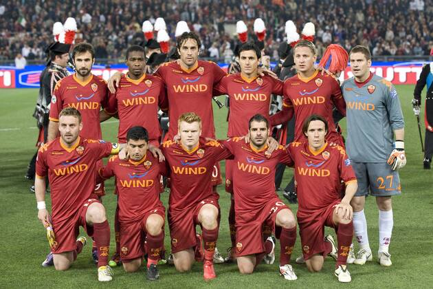 Mannschaftsbild AS Rom, hi.v.li.: Mirko Vucinic, Juan, Luca Toni, Nicolas Burdisso, Philippe Mexes, Torwart Julio Sergio; vorn: Daniele de Rossi, David Pizarro, John Arne Risse, Simone Perrotta und Rodrigo Taddei - (021961)