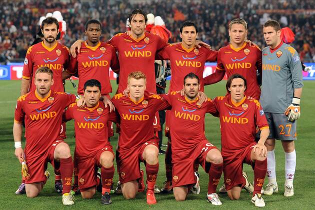 Mannschaftsbild AS Roma hi.v.li.: Mirko Vucinic, Juan, Luca Toni, Nicolas Burdisso, Philippe Mexes, Julio Sergio; vorn: Daniele De Rossi, David Pizarro, John Arne Riise, Simone Perrotta, Rodrigo Taddei ANDREAXSTACCIOLI