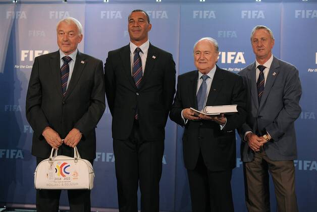 Fussball International, Bewerbung für die FIFA WM 2018 und die FIFA WM 2022 14.05.2010 Delegation Holland Belgien uebergibt ihre WM Bewerbung, v.li.: Botschafter des Bewerbungskomitees Paul van Himst (BEL), Praesident des Bewerbungskomitees Ruud Gullit (NED), FIFA Praesident Joseph S. Blatter (SUI) und Botschafter des Bewerbungskomitees Johan Cruyff (NED)  Weltmeisterschaftsbewerbung o0 Funktionär Sepp