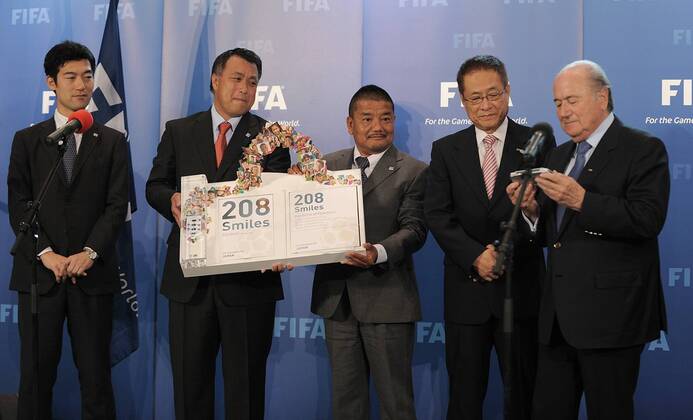 Fussball International, Bewerbung für die FIFA WM 2018 und die FIFA WM 2022 14.05.2010 Delegation Japan: FA Praesident Motoaki Inukai (2.v.re) uebergibt FIFA Praesident Joseph S. Blatter (SUI, re) das Bewerbungsbuch; Kohzo Tashima (li, FA Generalsekretaer) mit Takato Maruyama (2.v.re, Bewerbungs Direktor) und Suminori Gokoh (Bewerbungschef)  Weltmeisterschaftsbewerbung o0 Funktionär Sepp