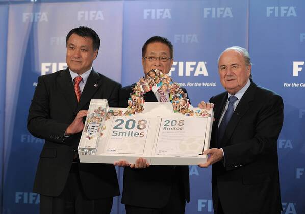 Fussball International, Bewerbung für die FIFA WM 2018 und die FIFA WM 2022 14.05.2010 Delegation Japan: FA Praesident Motoaki Inukai (Mitte) und Kohzo Tashima (FA Generalsekretaer) uebergeben FIFA Praesident Joseph S. Blatter (SUI, re) das Bewerbungsbuch.  Weltmeisterschaftsbewerbung o0 Funktionär Sepp