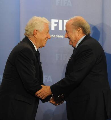 Fussball International, Bewerbung für die FIFA WM 2018 und die FIFA WM 2022 14.05.2010 Delegation Australien uebergibt ihre WM Bewerbung: FFA Chairman Frank Lowy (li) mit FIFA Praesident Joseph S. Blatter (SUI)  Weltmeisterschaftsbewerbung o0 Funktionär Sepp Freude Harmonie