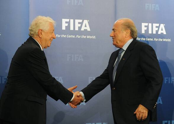 Fussball International, Bewerbung für die FIFA WM 2018 und die FIFA WM 2022 14.05.2010 Delegation Australien uebergibt ihre WM Bewerbung: FFA Chairman Frank Lowy (li) mit FIFA Praesident Joseph S. Blatter (SUI)  Weltmeisterschaftsbewerbung o0 Funktionär Sepp
