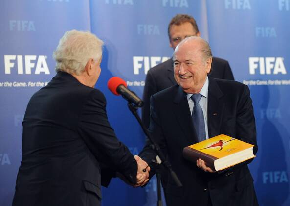 Fussball International, Bewerbung für die FIFA WM 2018 und die FIFA WM 2022 14.05.2010 Delegation Australien uebergibt ihre WM Bewerbung: FFA Chairman Frank Lowy (li) mit FIFA Praesident Joseph S. Blatter (SUI)  Weltmeisterschaftsbewerbung o0 Funktionär Sepp