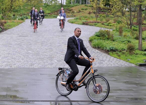 Fussball International, Bewerbung für die FIFA WM 2018 und die FIFA WM 2022 14.05.2010 Delegation Holland Belgien Praesident des Bewerbungkomitee Holland Belgien; Ruud Gullit (Präsident des Bewerbungskomitees, NED) kommt auf einem Hollandrad am Home of FIFA an.  Weltmeisterschaftsbewerbung o0 Fahrrad