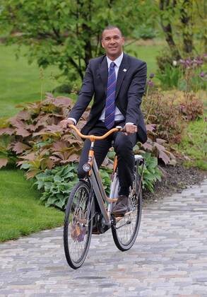 Fussball International, Bewerbung für die FIFA WM 2018 und die FIFA WM 2022 14.05.2010 Delegation Holland Belgien Praesident des Bewerbungkomitee Holland Belgien; Ruud Gullit (Präsident des Bewerbungskomitees, NED) kommt auf einem Hollandrad am Home of FIFA an.  Weltmeisterschaftsbewerbung o0 Fahrrad Einzelbild Freisteller