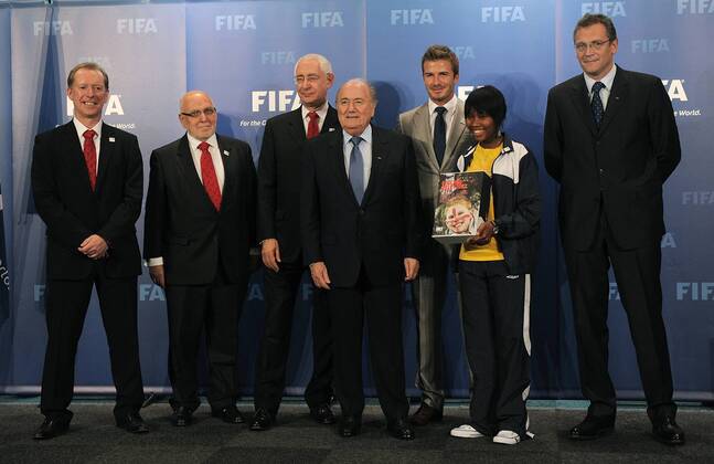 Fussball International, Bewerbung für die FIFA WM 2018 und die FIFA WM 2022 14.05.2010 Delegation England uebergibt ihre WM Bewerbung, v.li.: : Andy Anson, Geoff Thompson, Lord David Triesman (Chairman England 2018), FIFA Praesident Joseph S. Blatter (SUI), David Beckham (Vizepraesident England 2018), Nothemba Bambiso und FIFA Generalsekretaer Jerome Valcke (FRA)  Weltmeisterschaftsbewerbung o0 Funktionär Sepp