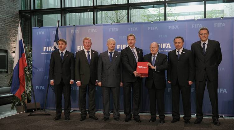 Fussball International, Bewerbung für die FIFA WM 2018 und die FIFA WM 2022 14.05.2010 Delegation Russland uebergibt ihre WM Bewerbung: CEO Bewerbungskomitee Alexey Sorokin, Russischer Botschafter in der Schweiz Igor Bratchikov, Praesident Russischer Fussballverband Sergey Fursenko, Vize Premierminister Igor Shuvalov, FIFA Praesident Joseph S. Blatter (SUI), Sportminister Vitaly Mutko und FIFA Generalsekretaer Jerome Valcke (FRA) (v.li.)  Weltmeisterschaftsbewerbung o0 Funktionär Sepp people Politik