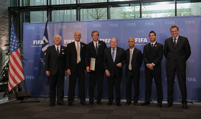 Fussball International, Bewerbung für die FIFA WM 2018 und die FIFA WM 2022 14.05.2010 Delegation USA uebergibt ihre WM Bewerbung: Paul Tusatti, John Kristick, Direktor Bewerbungskomitee David Downs, FIFA Praesident Joseph S. Blatter (SUI), Praesident des Fussballverband USA Sunil Gulati, Kapitaen US Team Carlos Bocanegra und FIFA Generalsekretaer Jerome Valcke (FRA) (v.li.)  o0 Funktionär Sepp