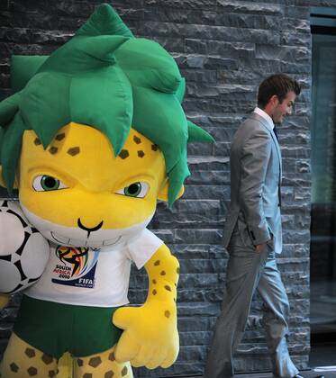 Fussball International, Bewerbung für die FIFA WM 2018 und die FIFA WM 2022 14.05.2010 Delegation England uebergibt ihre WM Bewerbung: David Beckham (li, Vizepraesident England 2018) und WM 2010 Maskottchen Zakumi  o0 Objekte Abgang