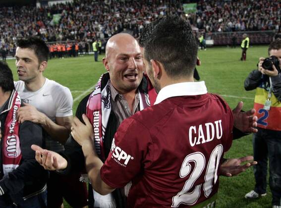 15.05.2010 Cluj-Napoca(Romania), CFR Cluj 1907 - FC International Curtea de Arges, Liga 1, Arpad Paszkany (C), owner of CFR Cluj celebrate champions title 2010 with Cadu (R) and Dani (L) o0 Jubel, Freude Mäzen,