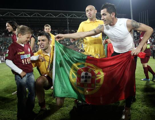 15.05.2010 Cluj-Napoca(Romania), CFR Cluj 1907 - FC International Curtea de Arges, Liga 1, CFR Cluj players from Portugal celebrate champions title Dani (L) with Tony (C) and Nuno Claro (r) - o0 Jubel, Freude, Fahne, Landesfahne Kinder
