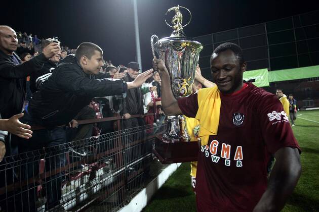 15.05.2010 Cluj-Napoca(Romania), CFR Cluj 1907 - FC International Curtea de Arges, Liga 1, Yssouf Kone, CFR Cluj with trophy celebrate champions title 2010 o0 Jubel, Freude Pokal, Trophäe Objekte