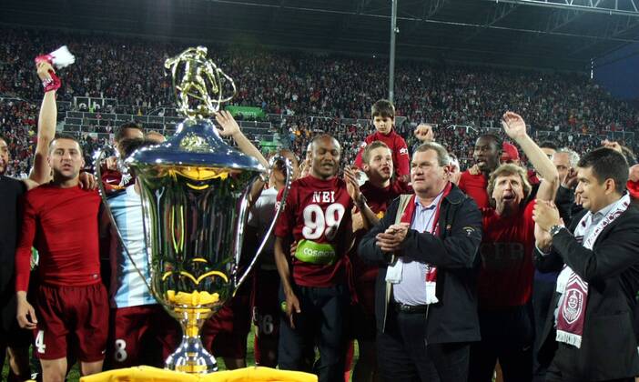 15.05.2010 Cluj-Napoca(Romania), CFR Cluj 1907 - FC International Curtea de Arges, Liga 1, Cristian Panin(L) with Nei (2L), President Iuliu Muresan (3L), Enrico Nicolini (4L), assistant coach and Razvan Zamfir (R), Executive Director possing beside Romanian league champions trophy : o0 Funktionär Pokal, Trophäe Objekte Jubel, Freude