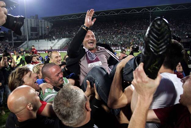 15.05.2010 Cluj-Napoca(Romania), CFR Cluj 1907 - FC International Curtea de Arges, Liga 1, Arpad Paszkany (C), CFR Cluj owner celebrate Romanian league champions trophy with players on the pitch o0 Jubel, Freude Mäzen