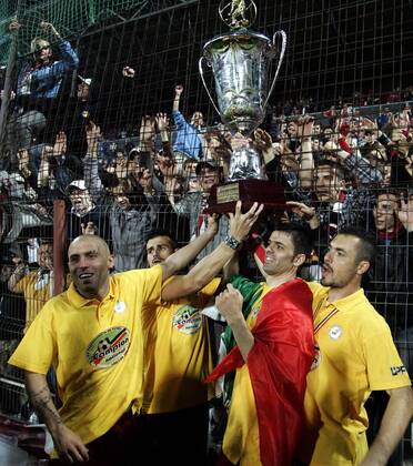15.05.2010 Cluj-Napoca(Romania), CFR Cluj 1907 - FC International Curtea de Arges, Liga 1, FC CFR Cluj players from Portugal with trophy celebrate champions title Tony (L), Cadu (2L) and Dani (3L) with Eduard Stanciou (r) o0 Jubel, Freude, Pokal, Trophäe Objekte
