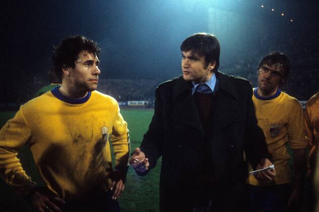 Trainer Hans Meyer (Mitte) und Eberhard Vogel (li., beide Jena) im Gespräch - DEUTSCHSPRACHIGE SPORTZEITSCHRIFTEN UND -ZEITUNGEN NUR NACH RÜCKSPRACHE Fußball EC 3 Herren UEFA Cup 1978 1979, Europapokal, MSV Duisburg - FC Carl Zeiss Jena 3:0 n.V. Gruppe Duisburg