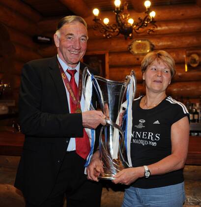 Champions League Sieger 1. FFC Turbine Potsdam feiert den Europapokalsieg im Restaurant Halifax in Madrid - Trainer Bernd Schröder (l.), Frau Ulrike und Champions-League-Pokal, 21.05. 2010,