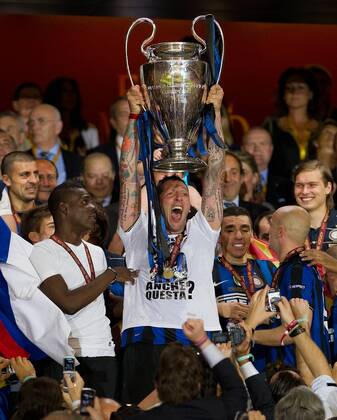 CHAMPIONS LEAGUE FINALE SAISON 2009 2010 FC Bayern Muenchen - Inter Mailand 22.05.2010 JUBEL Marco Materazzi (Inter) mit Champions League Pokal  o0 Feier Freude Trophäe Objekte