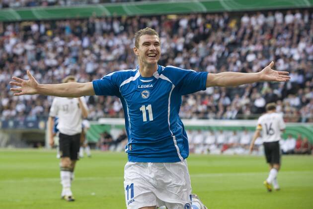 Edin DZEKO (Bosnien) jubelt nach seinem Tor zum 1:0 - Deutschland vs. Bosnien Herzegowina 3:1 , am 03.06.2010 in Frankfurt