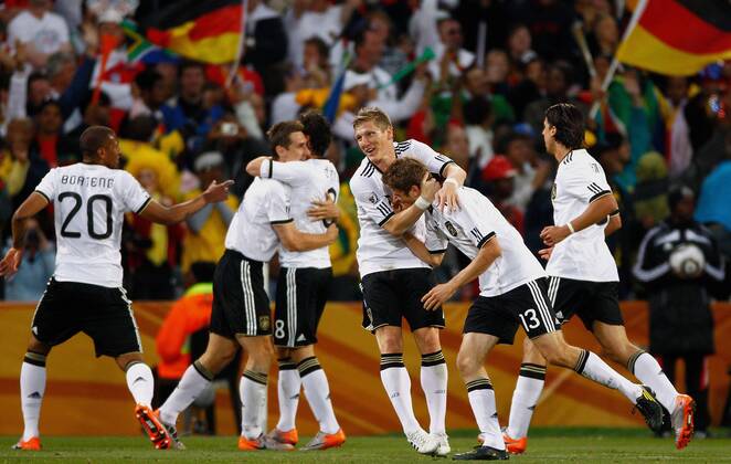 FUSSBALL WM 2010 ACHTELFINALE 27.06.2010 Deutschland - England JUBEL Deutschland; Bastian SCHWEINSTEIGER (vorne Mitte) umarmt Thomas MUELLER o0 Freude