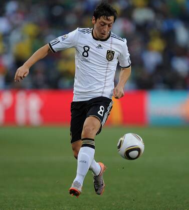 FUSSBALL WM 2010 ACHTELFINALE 27.06.2010 Deutschland (weiß) - England: Mesut Özil (Deutschland) am Ball