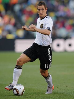 FUSSBALL WM 2010, ACHTELFINALE, 27.06.2010, Deutschland - England 4:1, Miroslav KLOSE (Deutschland) am Ball -